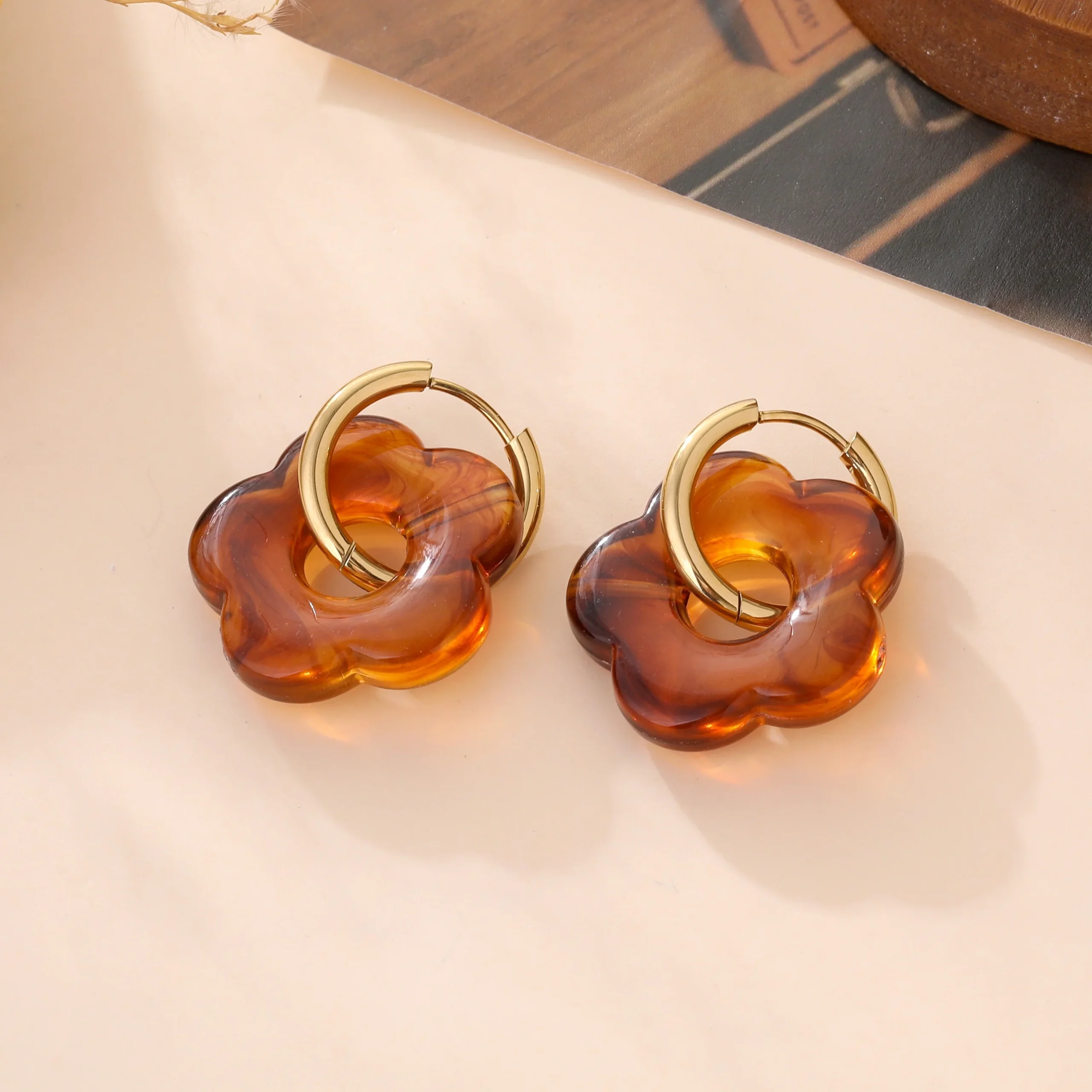 Boucles d’oreilles fleurs en acétate et acier doré – Image 2