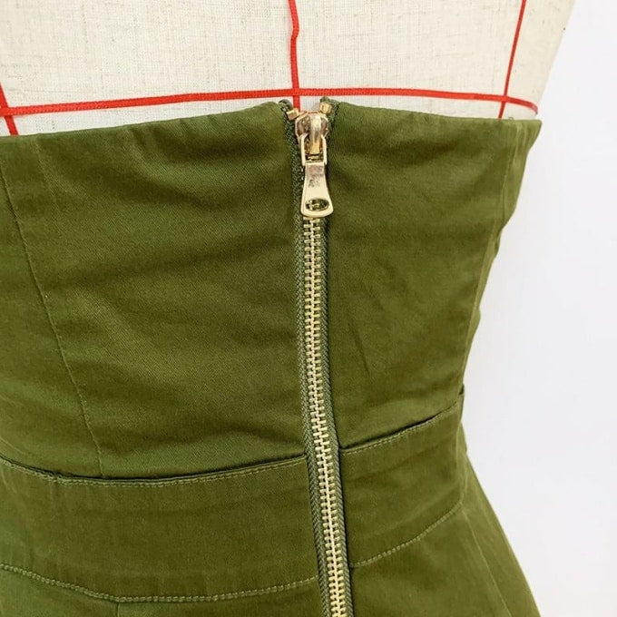 Robe sans manches kaki chaîne dorée de style militaire – Image 2