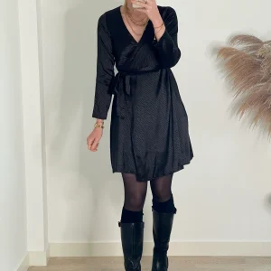 Robe Lucy – Robe portefeuille satinée noire