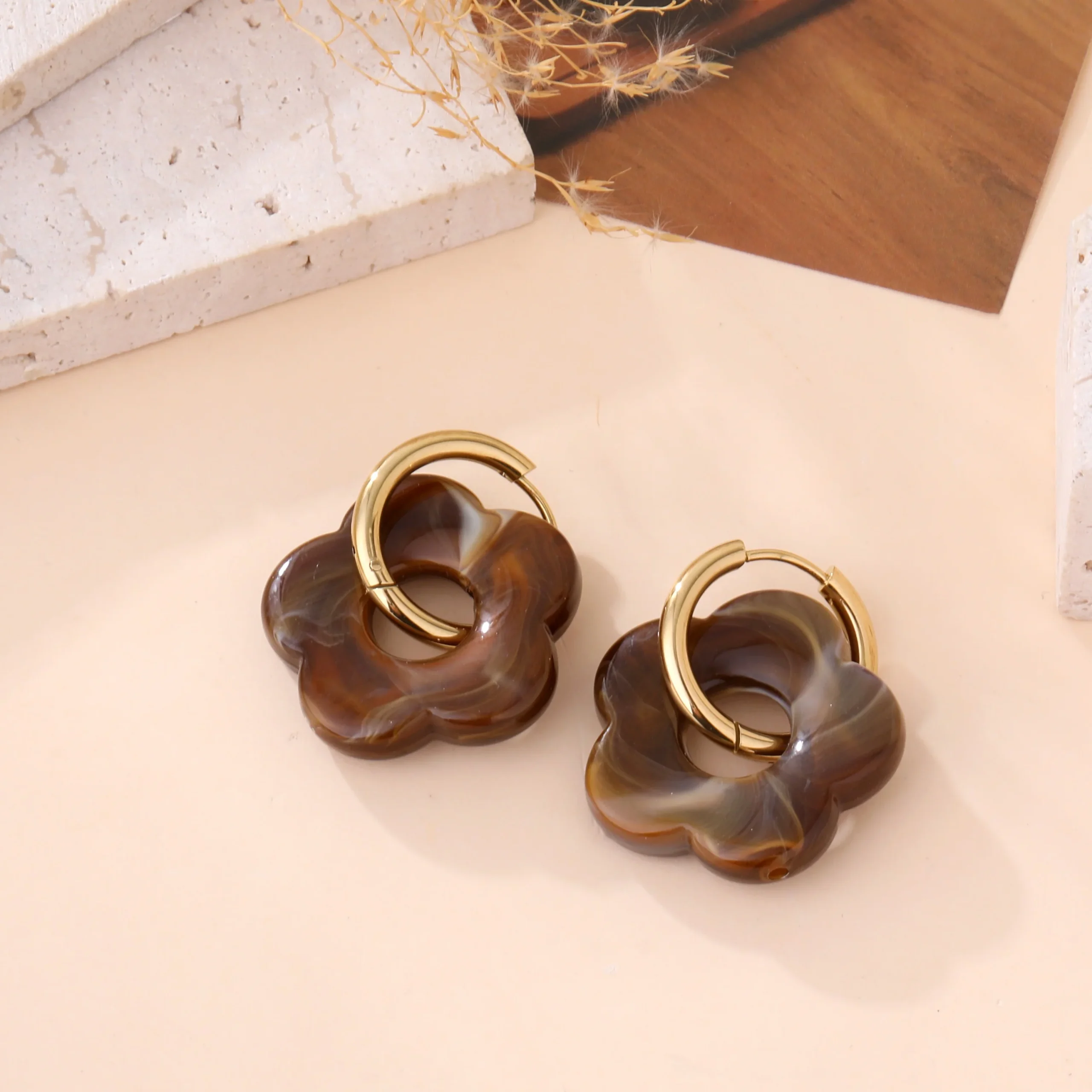 Boucles d’oreilles fleurs en acétate et acier doré