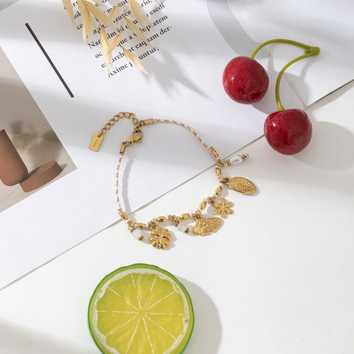 Bracelet cordon et charms dorés – Image 2