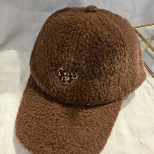 Casquette moumoute avec cœur léopard