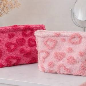 Trousse en moumoute à cœurs en relief