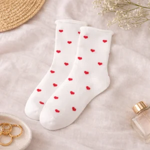 Chaussettes blanches à cœurs rouges