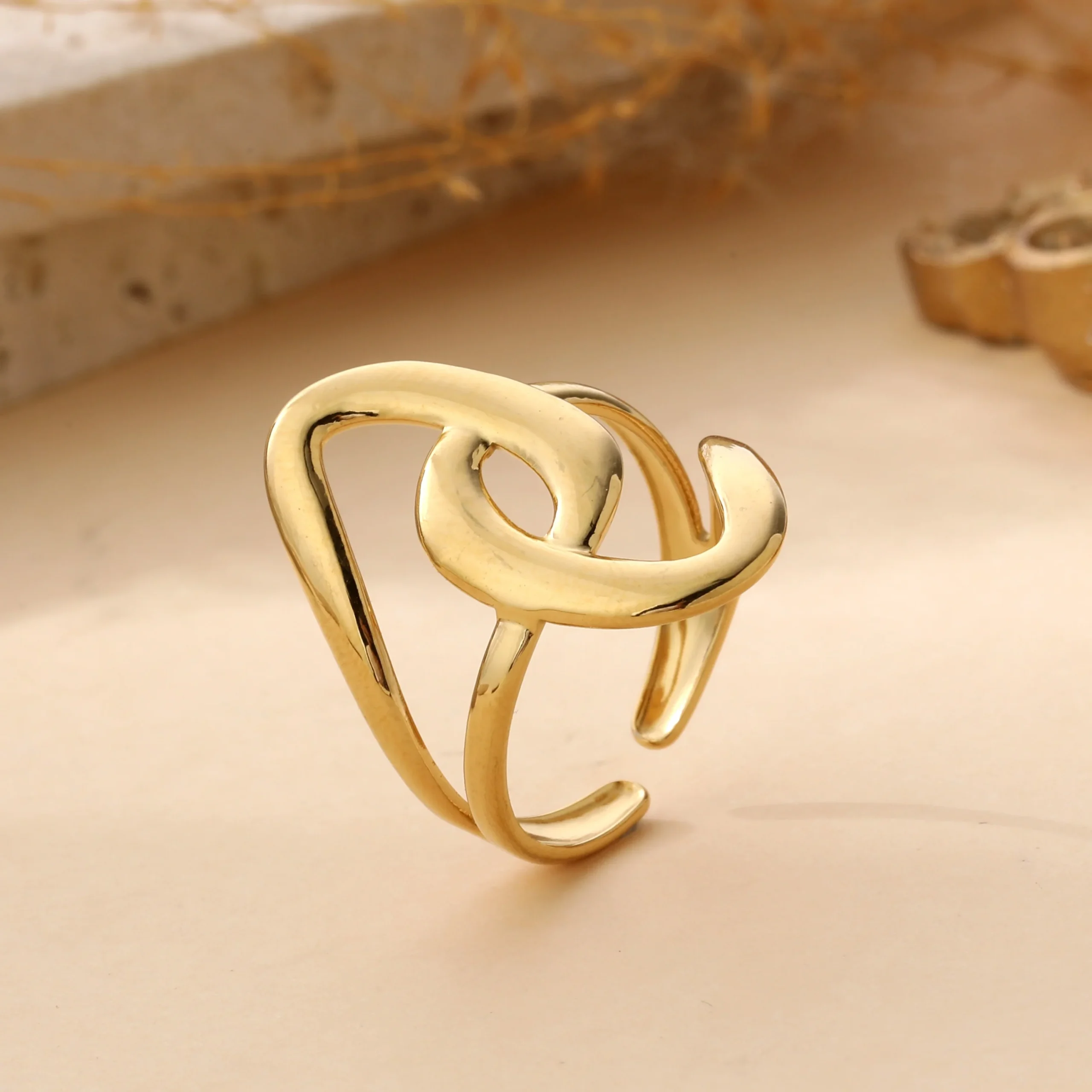 Bague dorée abstraite