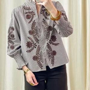 Blouse Cécilia – Blouse à carreaux et broderies florales