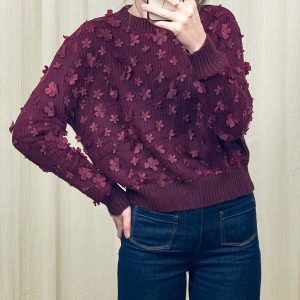 Pull Sarah – Pull texturé bordeaux à fleurs en relief