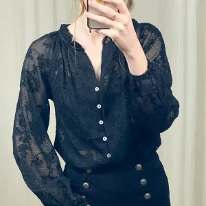 Blouse Ézia – Blouse noire brodée à boutons