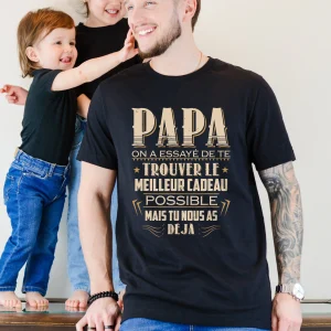 Lebonshirt® T-shirt Premium Homme Coton Bio - Papa, On A Essayé De Te Trouver Le Meilleur Cadeau Possible, Mais Tu Nous As Déjà - L010122S01